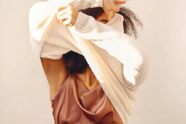 Молода Афроамериканська Жінка Кучерявим Волоссям Знімає Теплий Який Білий Язаний Стокове Зображення