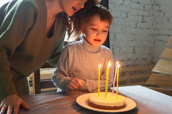 小小的学龄前白人男孩在家里自制的生日蛋糕上吹灭蜡烛 孩子在与家人庆祝生日时许愿 有选择的重点 — 图库照片