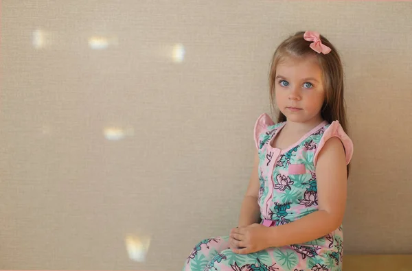 Primo Piano Carino Adorabile Sorridente Bambina Con Gli Occhi Azzurri — Foto Stock