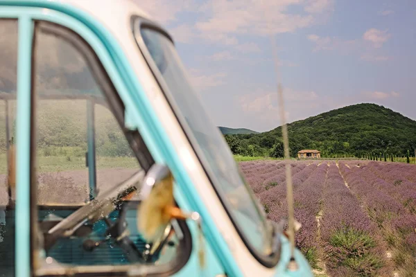 Lavender Πεδίο Καλοκαίρι Ηλιόλουστη Μέρα Ρετρό Αυτοκίνητο Για Πρώτο Σχέδιο — Φωτογραφία Αρχείου