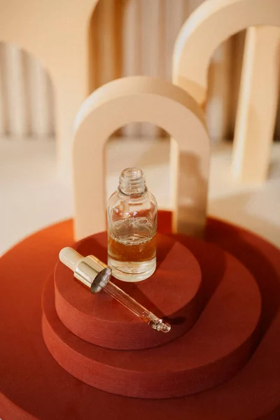 Botella Cuentagotas Vidrio Con Pipeta Podio Abstracto Moda Para Presentación — Foto de Stock