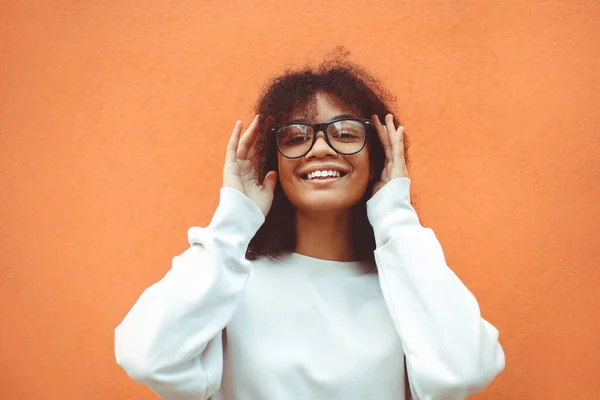Ευτυχισμένη Θετική Νεαρή Αφρο Αμερικανίδα Γυαλιά Χαμογελαστή Αφρο Θηλυκή Που — Φωτογραφία Αρχείου
