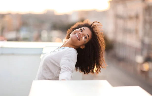 Vue Latérale Une Jeune Femme Afro Américaine Joyeuse Avec Des — Photo