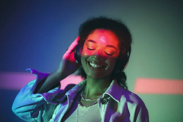 Jovem Mulher Afro Americana Feliz Fones Ouvido Pretos Ouvindo Música — Fotografia de Stock