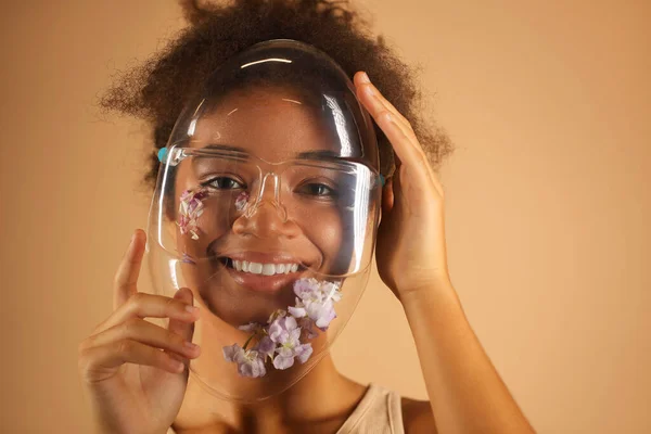 Joven Afro Americana Alegre Vistiendo Cara Completa Protectora Pvc Transparente —  Fotos de Stock