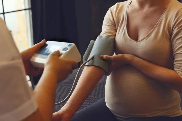 Arts Meten Van Bloeddruk Van Zwangere Vrouw Tijdens Het Bezoek — Stockfoto