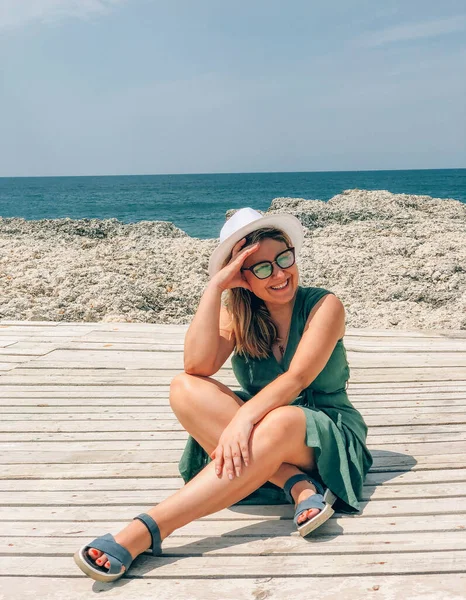 Счастливая Веселая Женщина Солнцезащитных Очках Шляпе Наслаждающаяся Летним Отпуском Море — стоковое фото