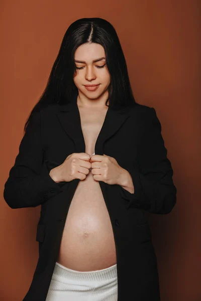Mladá Šťastná Těhotná Žena Dlouhými Hnědými Vlasy Dotýkající Břicha Mluví — Stock fotografie
