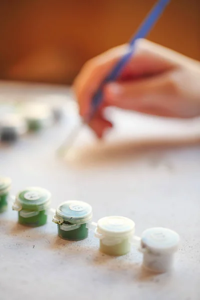 Wazige Bijgesneden Foto Van Vrouwelijke Hand Schilderen Met Borstel Papier — Stockfoto