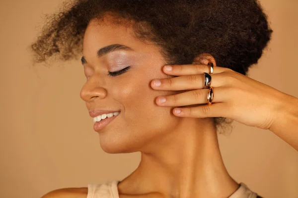 Portrait Élégant Profil Jeune Femme Afro Américaine Souriante Avec Maquillage — Photo
