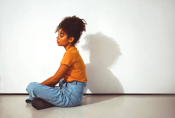 Mladá Klidná Zamyšlená Africká Americká Dívka Vysokým Účesem Sedící Lotosu — Stock fotografie