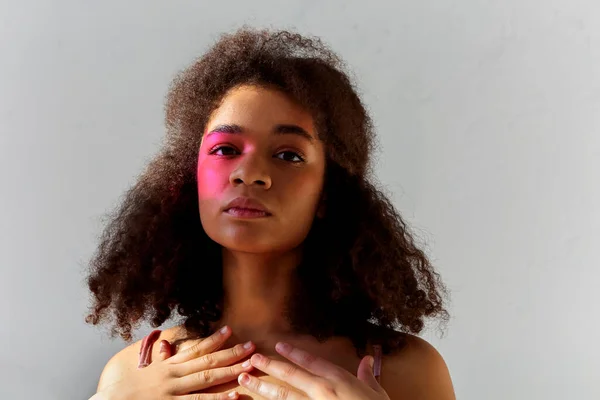 Retrato Estúdio Criativo Jovem Modelo Afro Americano Encaracolado Com Maquiagem — Fotografia de Stock