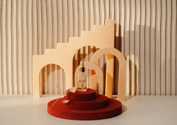 Butelka Szklana Pipetą Abstrakcyjnym Modnym Podium Prezentacji Produktów Kosmetycznych Nagich — Zdjęcie stockowe