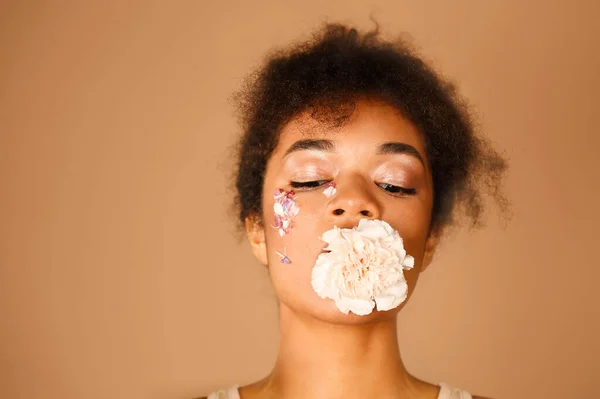 Foto Jovem Mulher Afro Americana Atraente Com Cabelo Encaracolado Bun — Fotografia de Stock