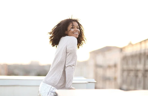 Vue Latérale Une Jeune Femme Afro Américaine Joyeuse Avec Des — Photo