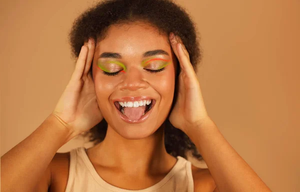 Çekici Afro Amerikan Kadınının Güzel Moda Portresi Şık Neon Makyajlı — Stok fotoğraf