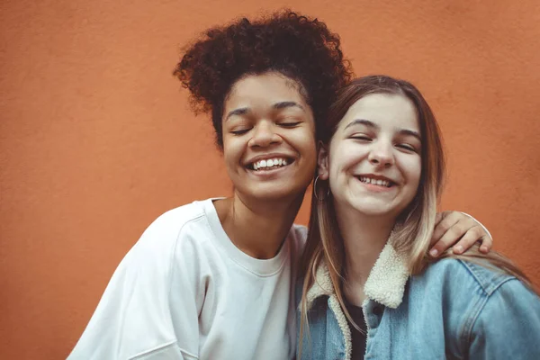 Πορτρέτο Δύο Χαρούμενων Εφήβων Κοριτσιών Από Διαφορετικές Φυλές Χαμογελώντας Στην — Φωτογραφία Αρχείου