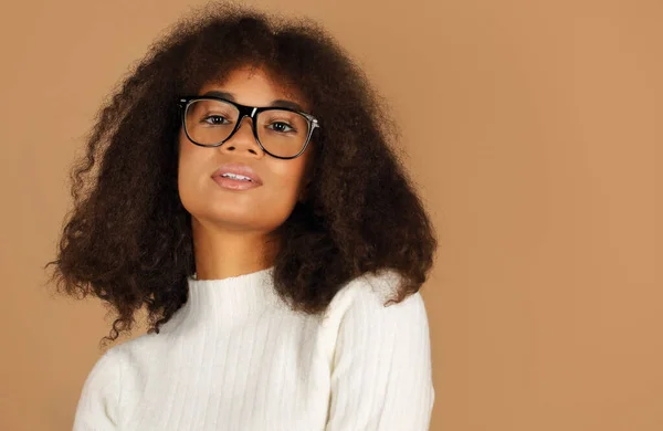 Νεαρή Γυναίκα Αφροαμερικανή Αυτοπεποίθηση Γυαλιά Σγουρά Μαλλιά Κοιτάζοντας Την Κάμερα — Φωτογραφία Αρχείου