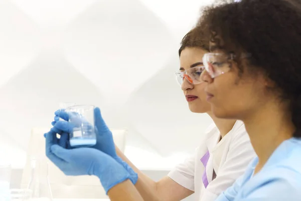 Covid Testing Lab Two Women Medical Laboratory Scientists Colleagues Wearing — Stock Photo, Image