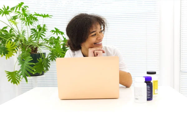 Jovem Médico Afro Americano Feliz Sentado Local Trabalho Olhando Para — Fotografia de Stock