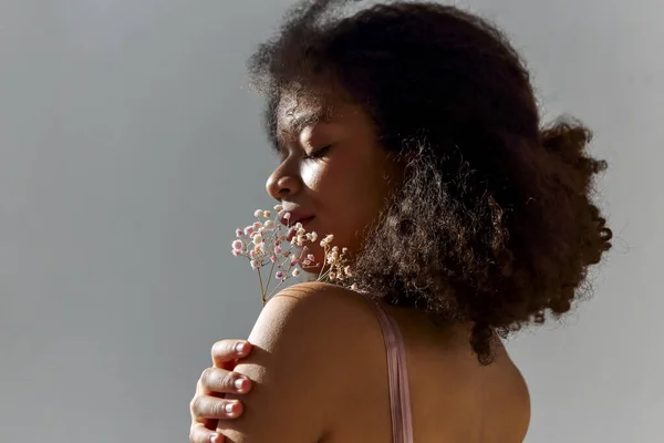 Primer Retrato Primaveral Una Hermosa Joven Afroamericana Sonriente Con Flor —  Fotos de Stock