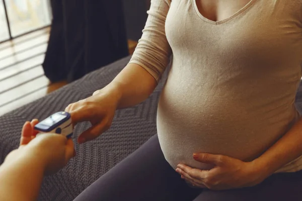 Gravid Kvinna Med Pulsoximeter Fingret Läkare Mäta Syremättnad Nivå När — Stockfoto
