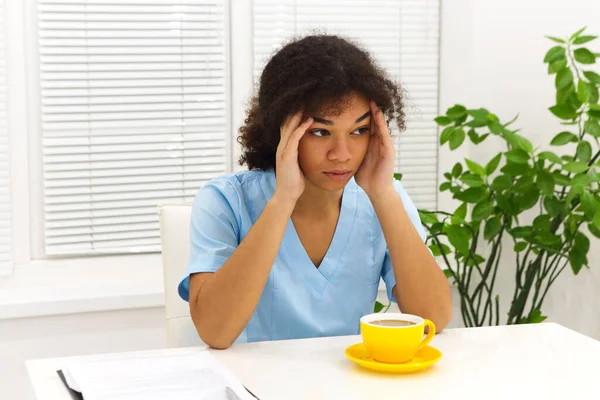 Cansado Deprimido Afroamericano Médico Mujer Enfermera Uniforme Sufren Dolor Cabeza —  Fotos de Stock