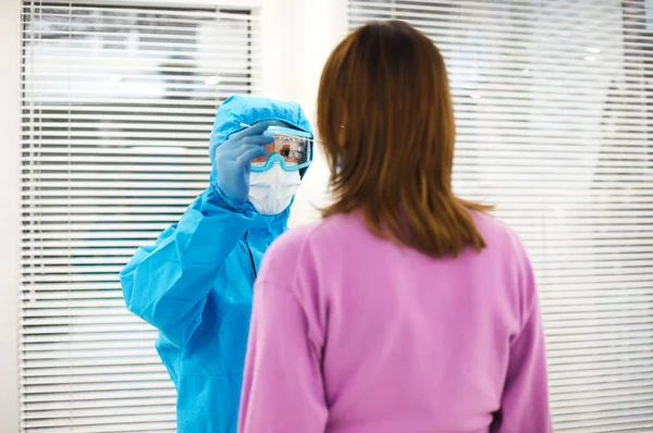 Trabajadora Médica Equipo Protección Personal Ppe Haciendo Prueba Pcr Paciente — Foto de Stock