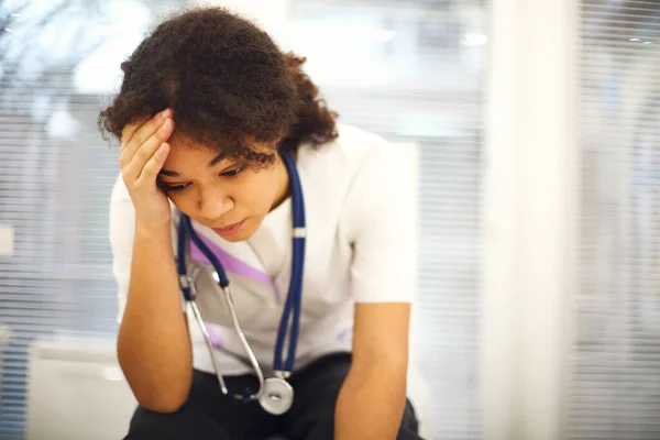 Enfermera Afro Americana Joven Deprimida Triste Sentada Con Expresión Cara — Foto de Stock