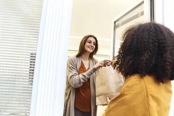 Consegna Domicilio Donna Che Apre Porta Ingresso Della Casa Mentre — Foto Stock