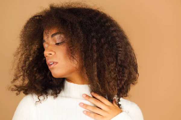 Bej Renkli Stüdyo Arka Planında Duran Kıvırcık Saçlı Güzel Afro — Stok fotoğraf