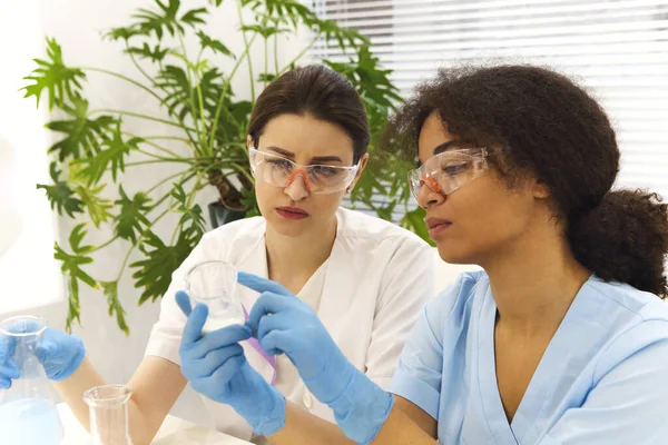 Covid Testing Lab Two Women Medical Laboratory Scientists Colleagues Wearing — Stock Photo, Image