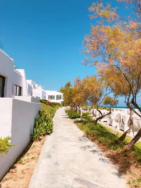 휴양지 해변에는 그리스 의작은 마을에서 하얗게 건물들 그림같은 거리가 펼쳐져 — 스톡 사진