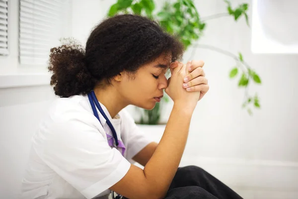 Sorgsen Deprimerad Ung Afrikansk Amerikansk Sjuksköterska Som Sitter Golvet Med — Stockfoto