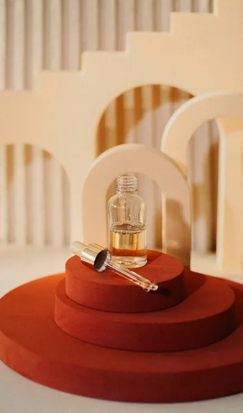 Butelka Szklana Pipetą Abstrakcyjnym Modnym Podium Prezentacji Produktów Kosmetycznych Nagich — Zdjęcie stockowe