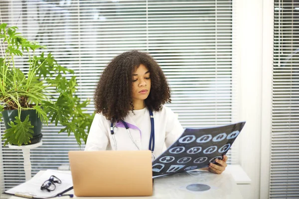 Retrato Médico Feminino Étnico Analisando Raio Ressonância Magnética Enquanto Trabalhava — Fotografia de Stock