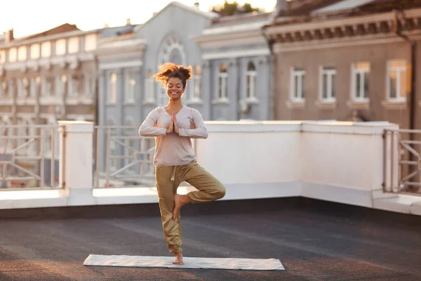 Yoga Pozu Verip Yoga Yapan Genç Bir Kadın Dışarıda Meditasyon — Stok fotoğraf