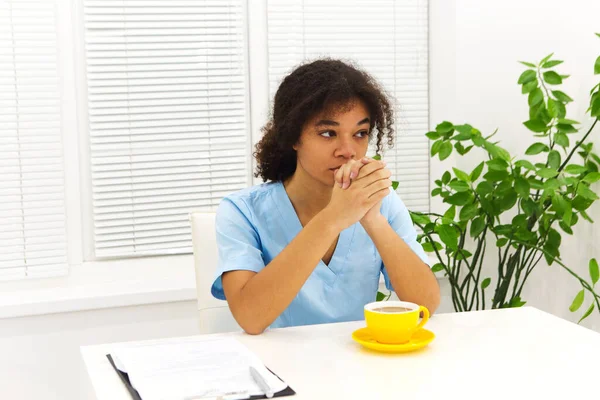 우울증을 아프리카 미국인 의사나 제복을 간호사가 열심히 일하거나 클리닉에서 못하는 — 스톡 사진