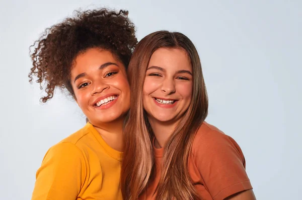 Θετικές Έφηβες Διαφυλετικές Κολλητές Φίλες Στέκονται Μία Κοντά Στην Άλλη — Φωτογραφία Αρχείου