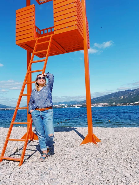 Glückliche Junge Frau Legerer Kleidung Steht Strand Einem Sonnigen Sommertag — Stockfoto