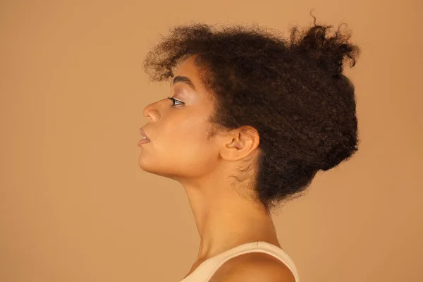 Sağlıklı Açık Tenli Kıvırcık Saçlı Esmer Koyu Tenli Doğal Makyajlı — Stok fotoğraf