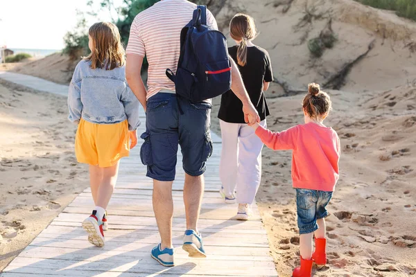 Güneşli Kumsalda Ahşap Yolda Yürüyen Mutlu Bir Ailenin Fotoğrafı Baba — Stok fotoğraf