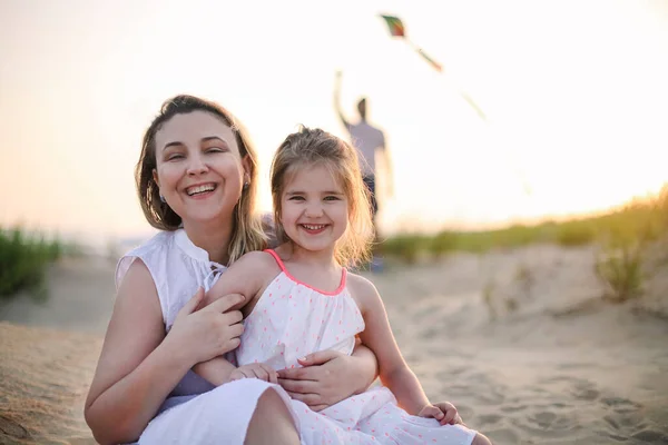 Szczęśliwa Rodzina Rodzicami Dziećmi Bawiącymi Się Razem Wężami Wakacjach Plaży — Zdjęcie stockowe