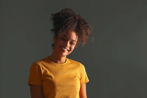 Красива Щаслива Темношкіра Афроамериканська Жінка Етнічної Приналежності Жовтій Сорочці Дивлячись — стокове фото
