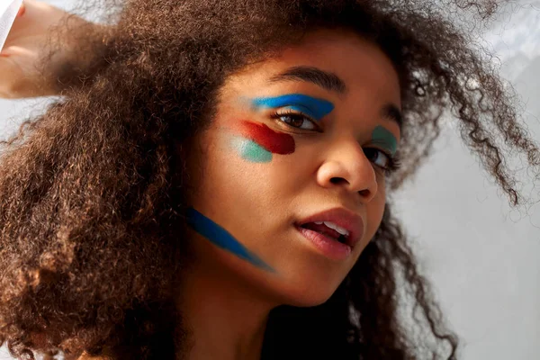 Hermosa Mujer Afroamericana Feliz Etnia Con Maquillaje Arte Creativo Mirando —  Fotos de Stock