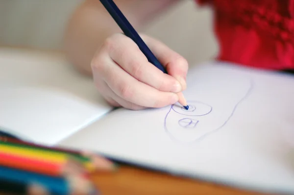 Criança e lápis de cor — Fotografia de Stock