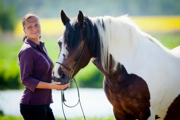 Young woman and paint horse — Stock Photo, Image
