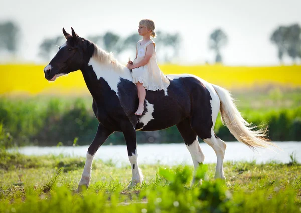 Barn som rider en häst — Stockfoto