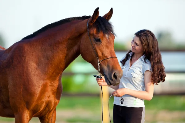 Menina beijando cavalo — Fotografia de Stock
