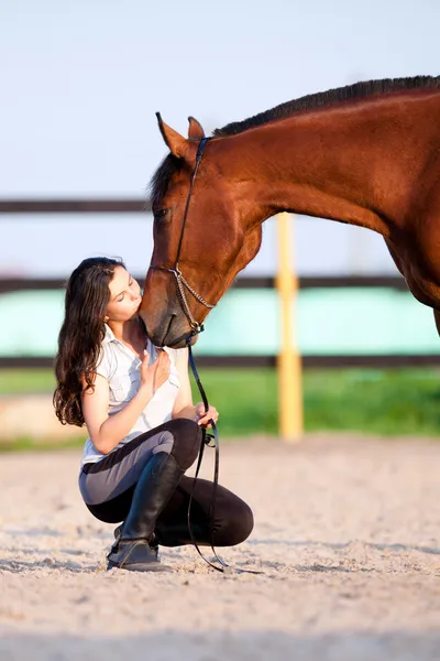 Lány csók ló Stock Kép
